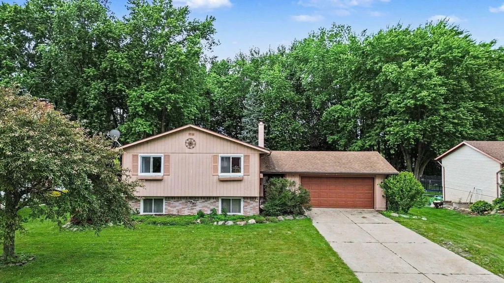 302 Westwinds Drive Almont Village MI 48003
