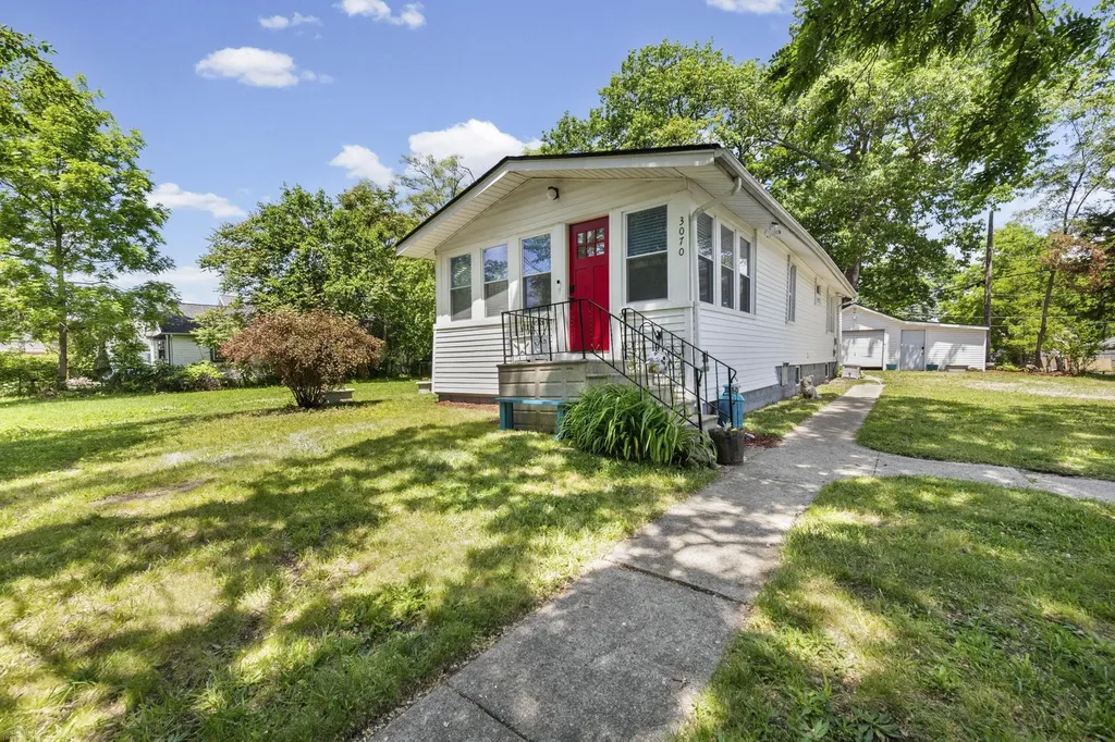 3070 Grove Street Keego Harbor City MI 48320
