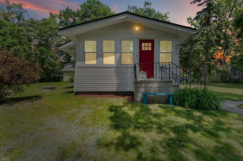 3070 Grove Street Keego Harbor City MI 48320