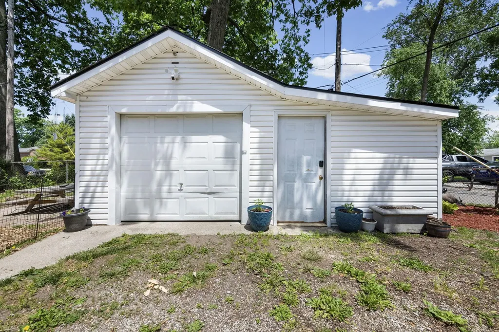 3070 Grove Street Keego Harbor City MI 48320