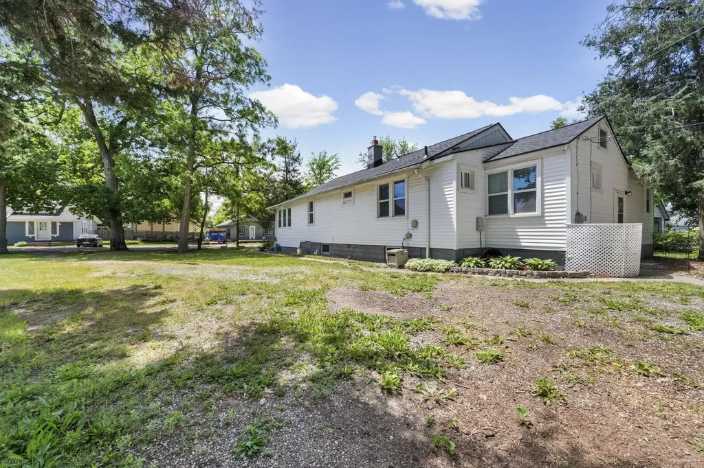 3070 Grove Street Keego Harbor City MI 48320