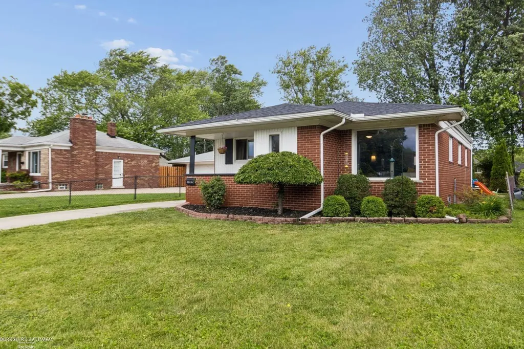 22731 Visnaw Street St. Clair Shores City MI 48081