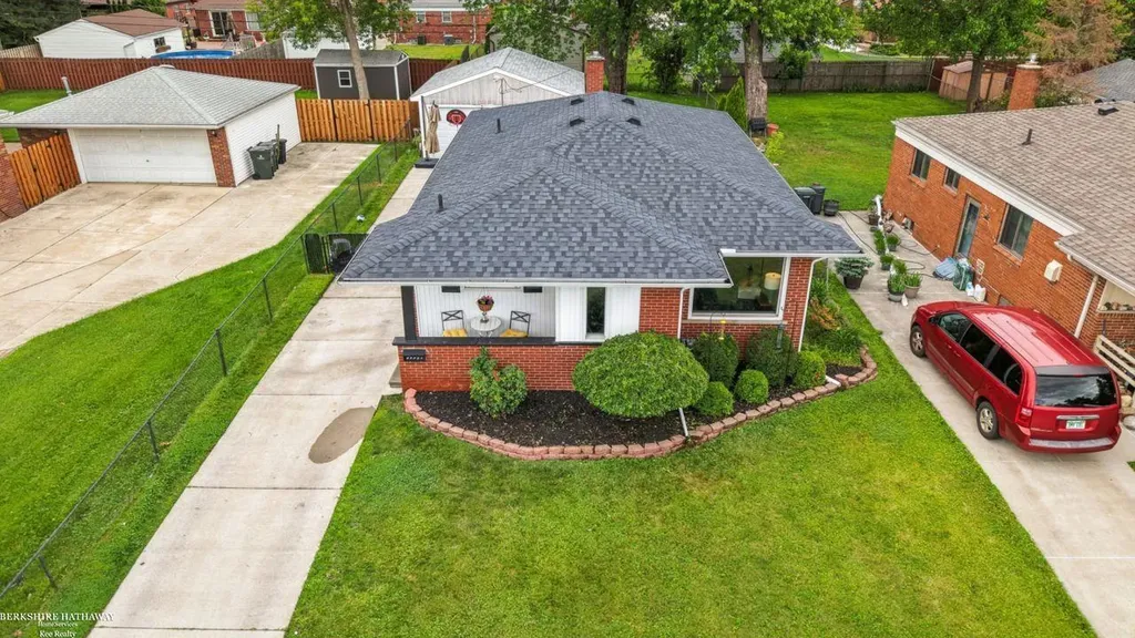 22731 Visnaw Street St. Clair Shores City MI 48081