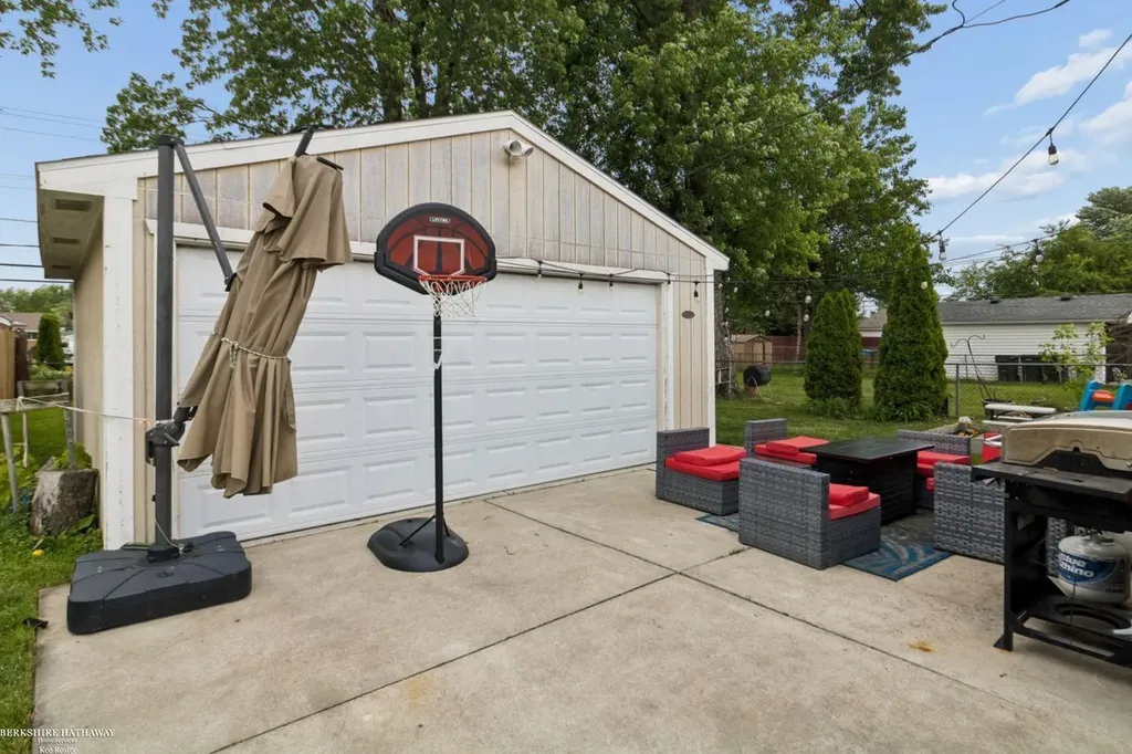22731 Visnaw Street St. Clair Shores City MI 48081