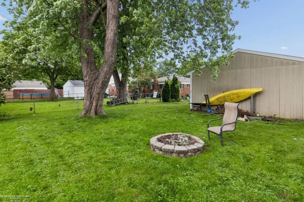 22731 Visnaw Street St. Clair Shores City MI 48081