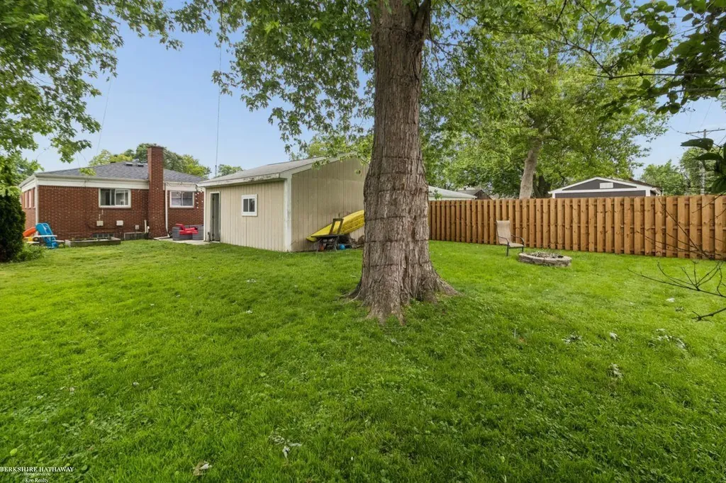 22731 Visnaw Street St. Clair Shores City MI 48081