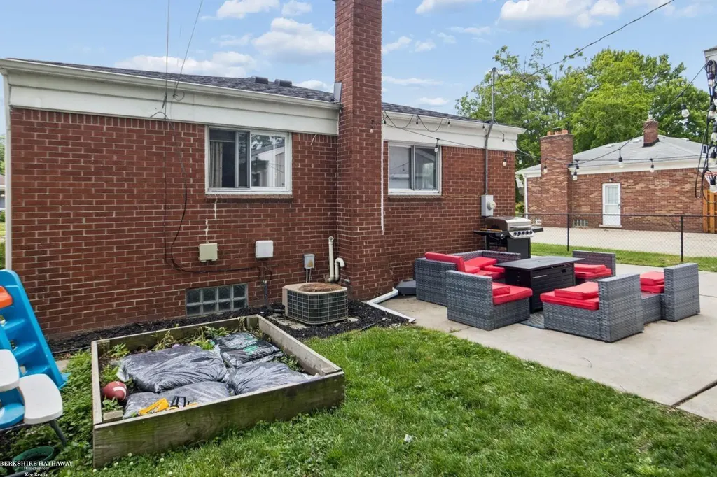 22731 Visnaw Street St. Clair Shores City MI 48081