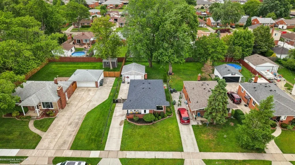 22731 Visnaw Street St. Clair Shores City MI 48081