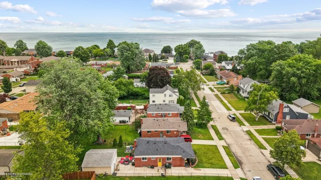 22731 Visnaw Street St. Clair Shores City MI 48081