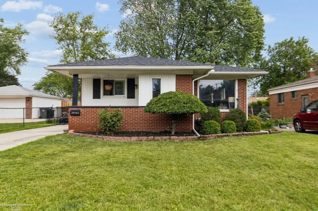 22731 Visnaw Street St. Clair Shores City MI 48081