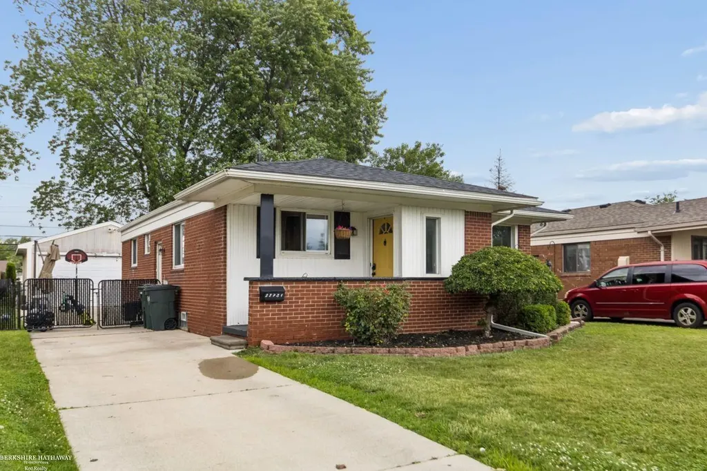 22731 Visnaw Street St. Clair Shores City MI 48081