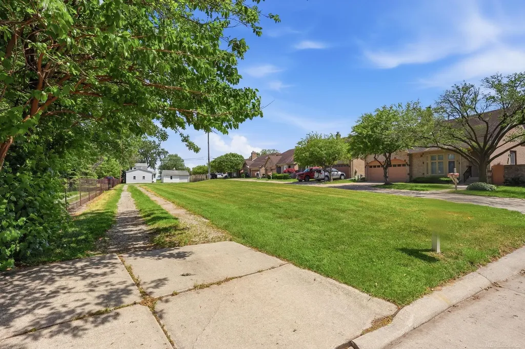 26800 Koerber Street St. Clair Shores City MI 48081