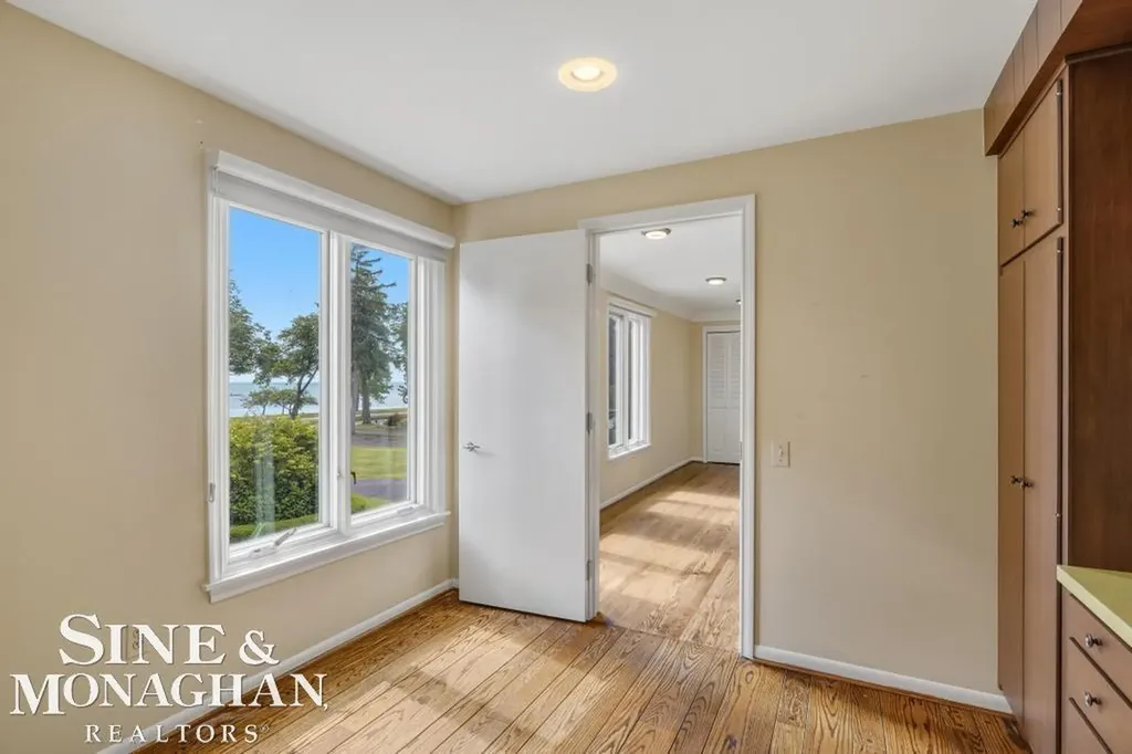 529 Lake Shore Road Village Of Grosse Pointe Shores City MI 48236