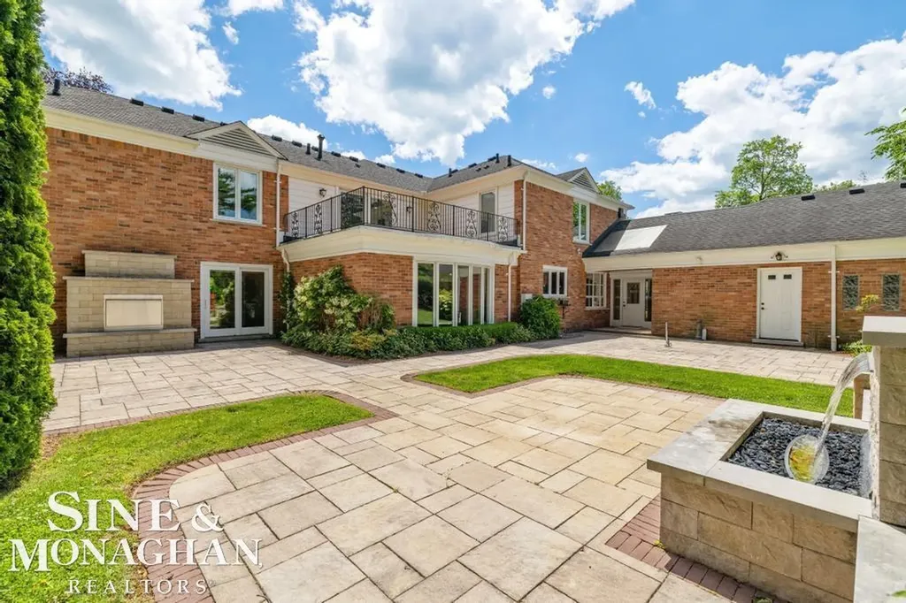 529 Lake Shore Road Village Of Grosse Pointe Shores City MI 48236