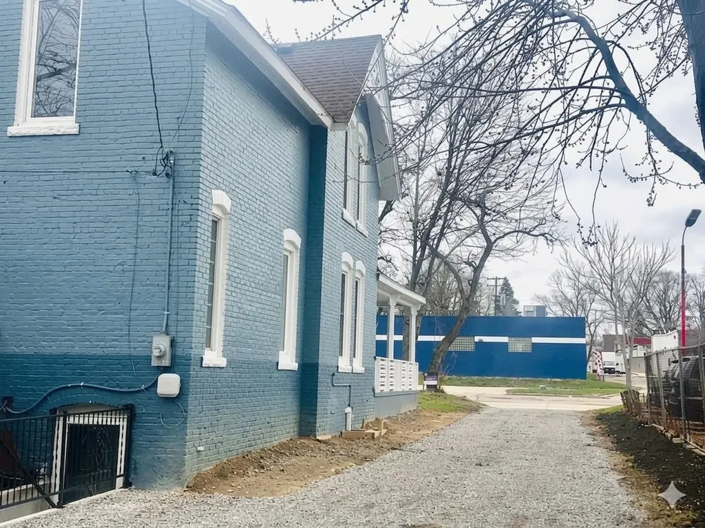 273 Southbound Gratiot Avenue Mt. Clemens City MI 48043