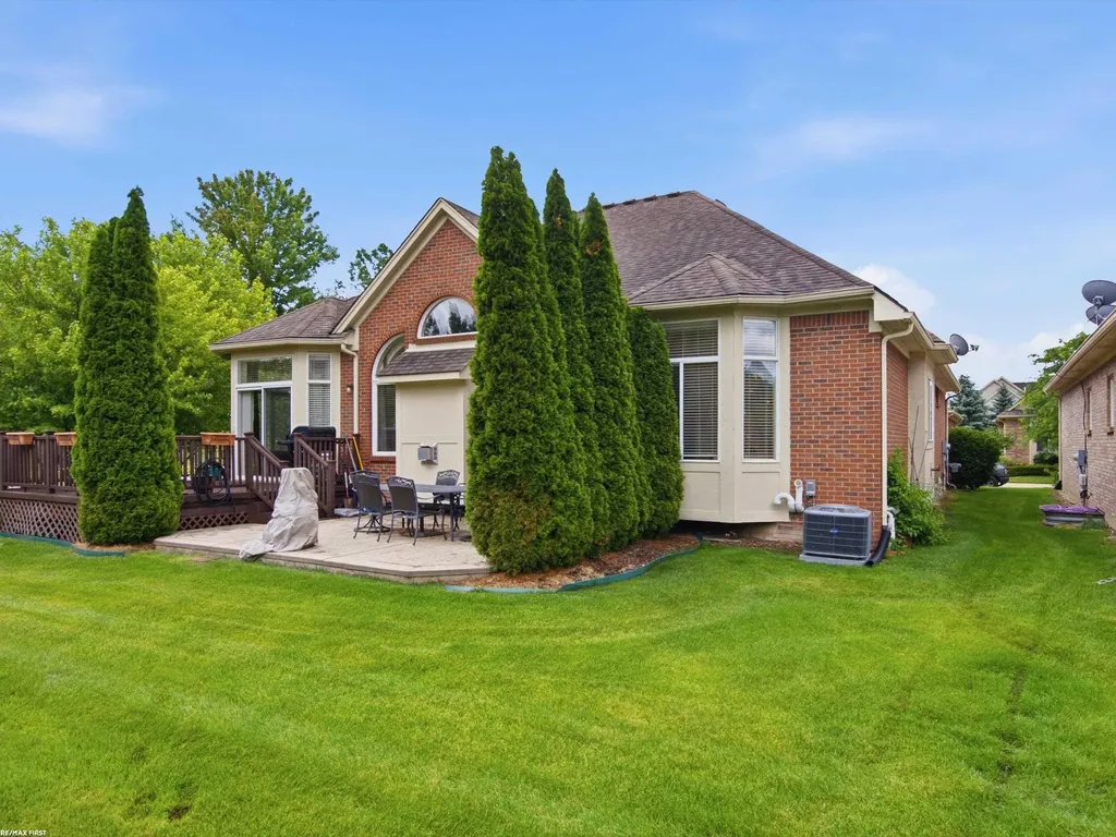 30161 Trailwood Drive Warren City MI 48092