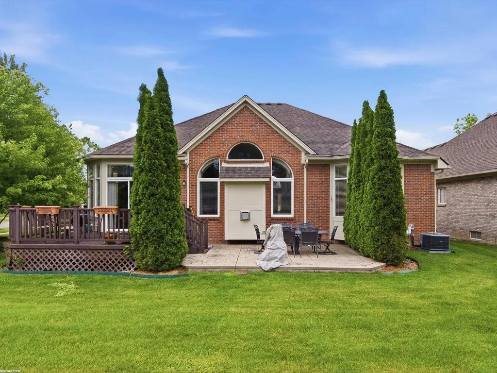 30161 Trailwood Drive Warren City MI 48092