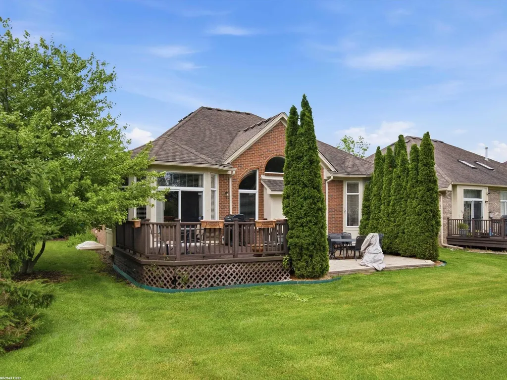 30161 Trailwood Drive Warren City MI 48092