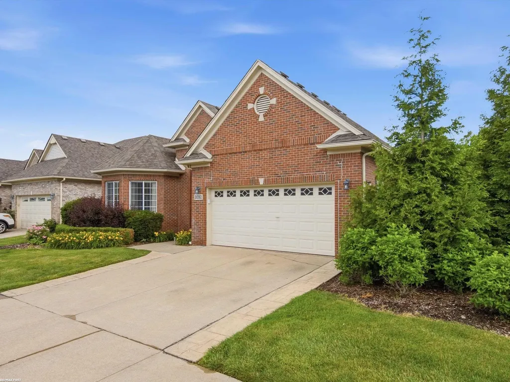 30161 Trailwood Drive Warren City MI 48092