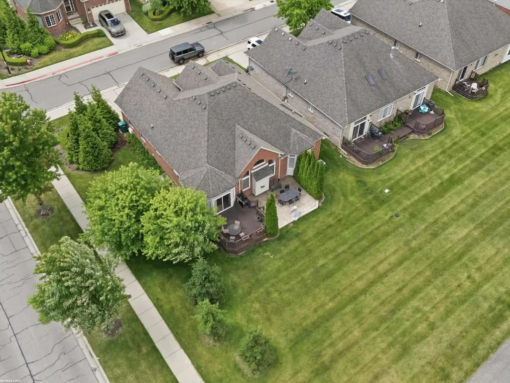 30161 Trailwood Drive Warren City MI 48092
