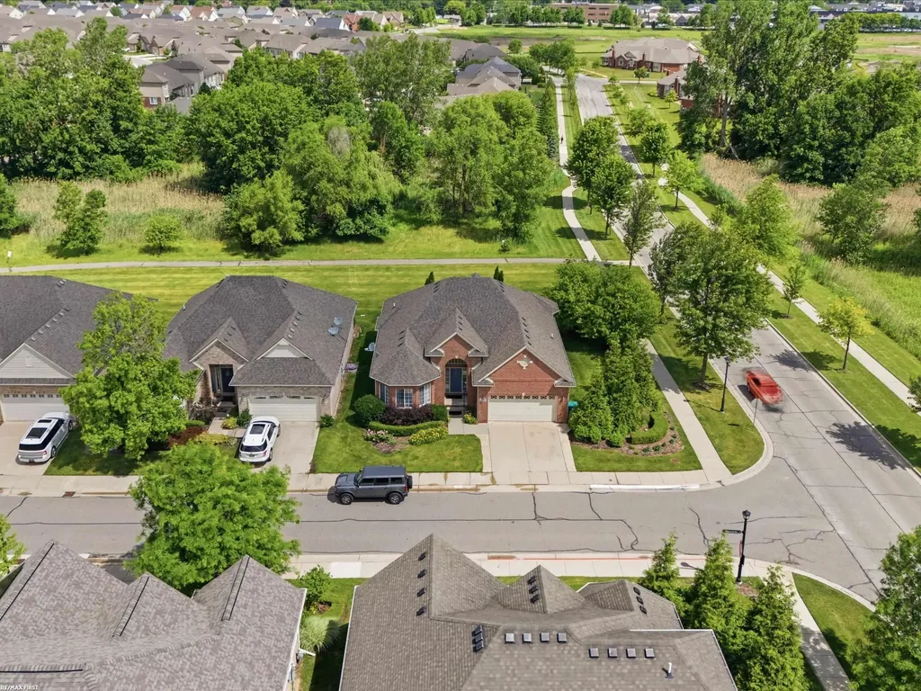 30161 Trailwood Drive Warren City MI 48092