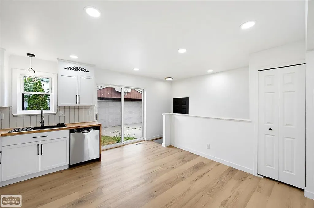 16209 Secretariat Street Roseville City MI 48066