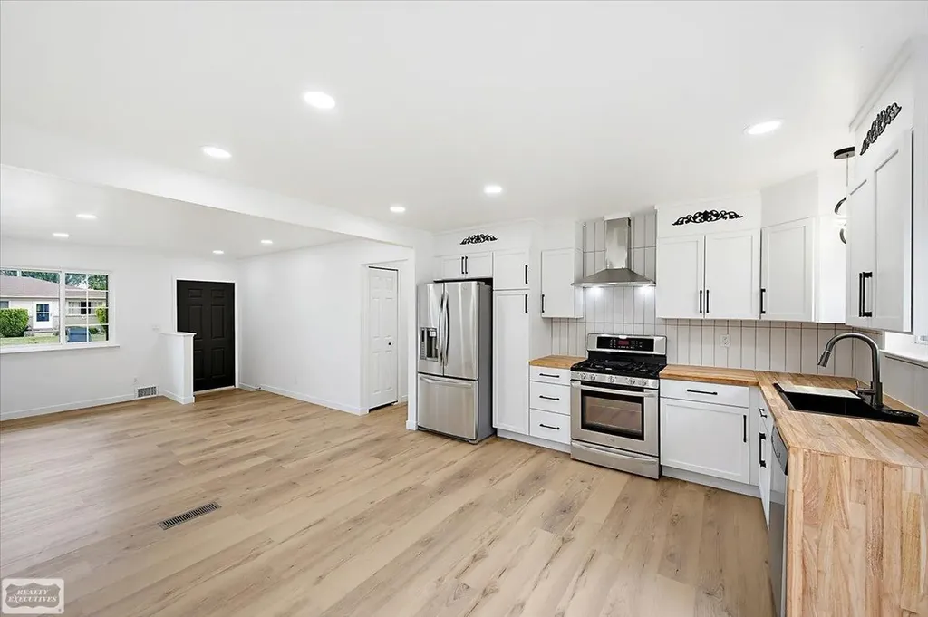 16209 Secretariat Street Roseville City MI 48066