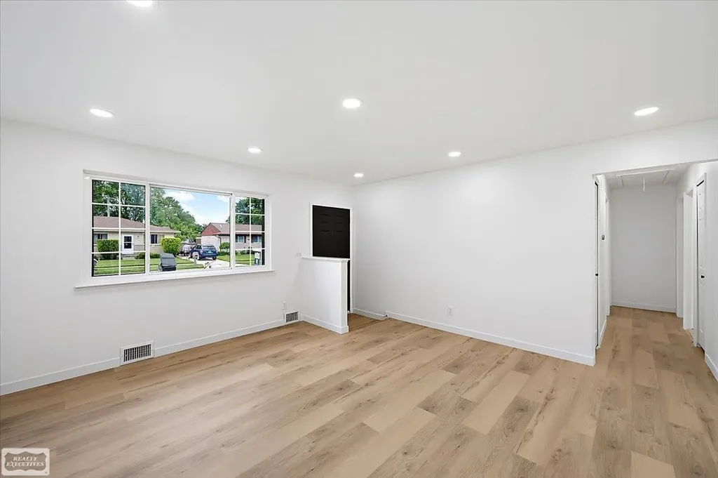 16209 Secretariat Street Roseville City MI 48066