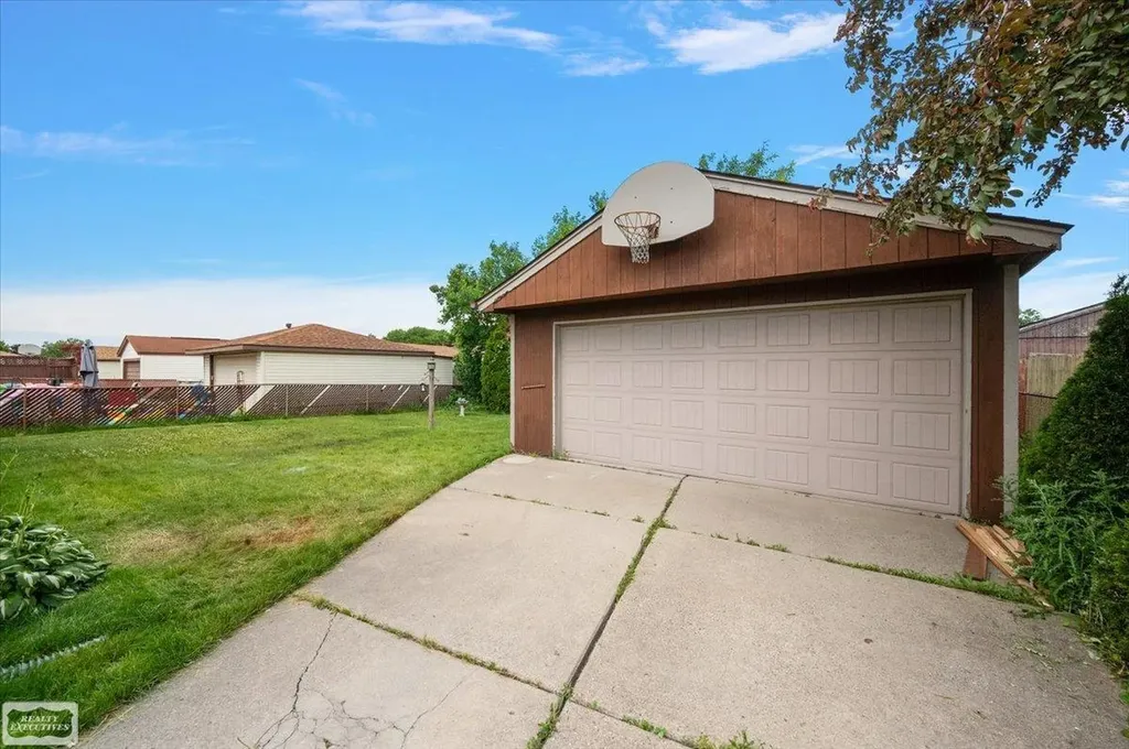 16209 Secretariat Street Roseville City MI 48066