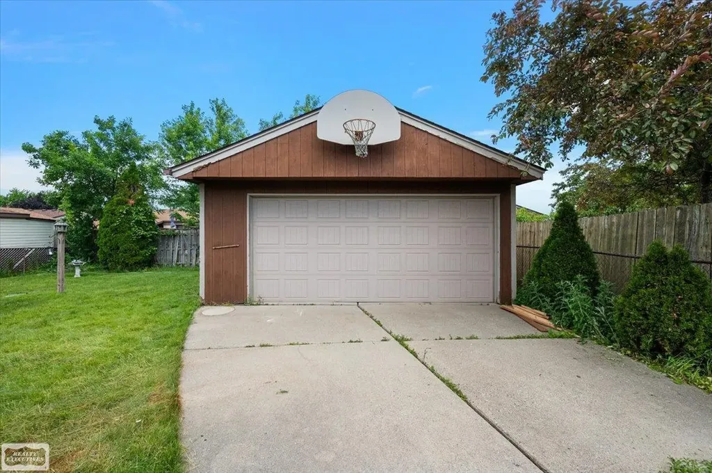 16209 Secretariat Street Roseville City MI 48066