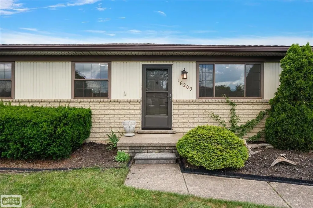 16209 Secretariat Street Roseville City MI 48066