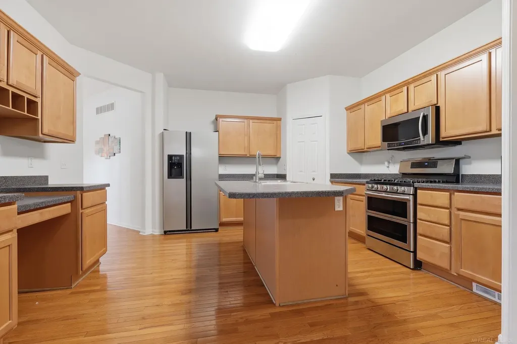 4048 Summerfield Drive Troy City MI 48085