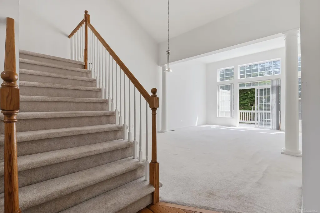 4048 Summerfield Drive Troy City MI 48085