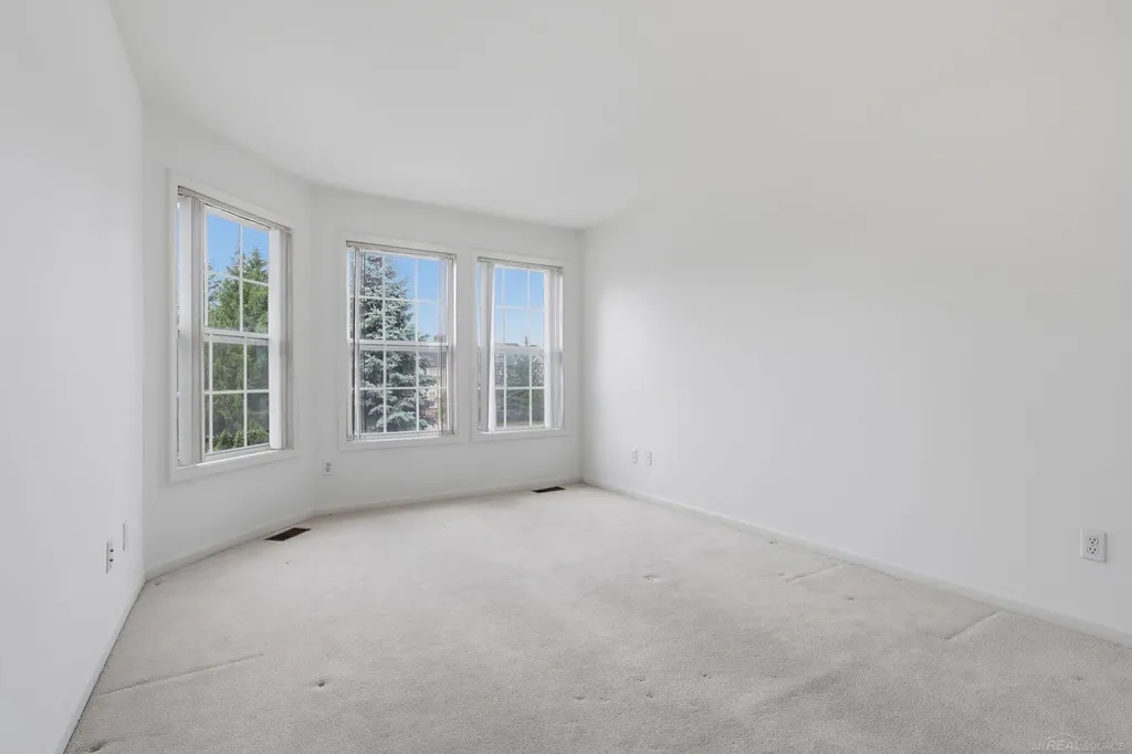 4048 Summerfield Drive Troy City MI 48085