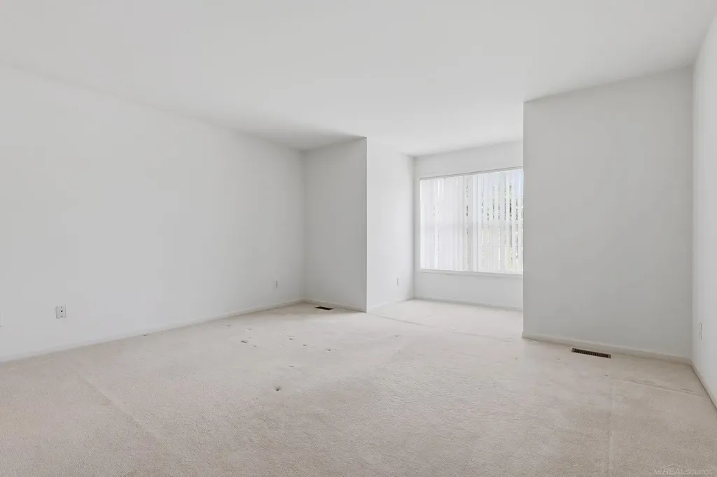 4048 Summerfield Drive Troy City MI 48085