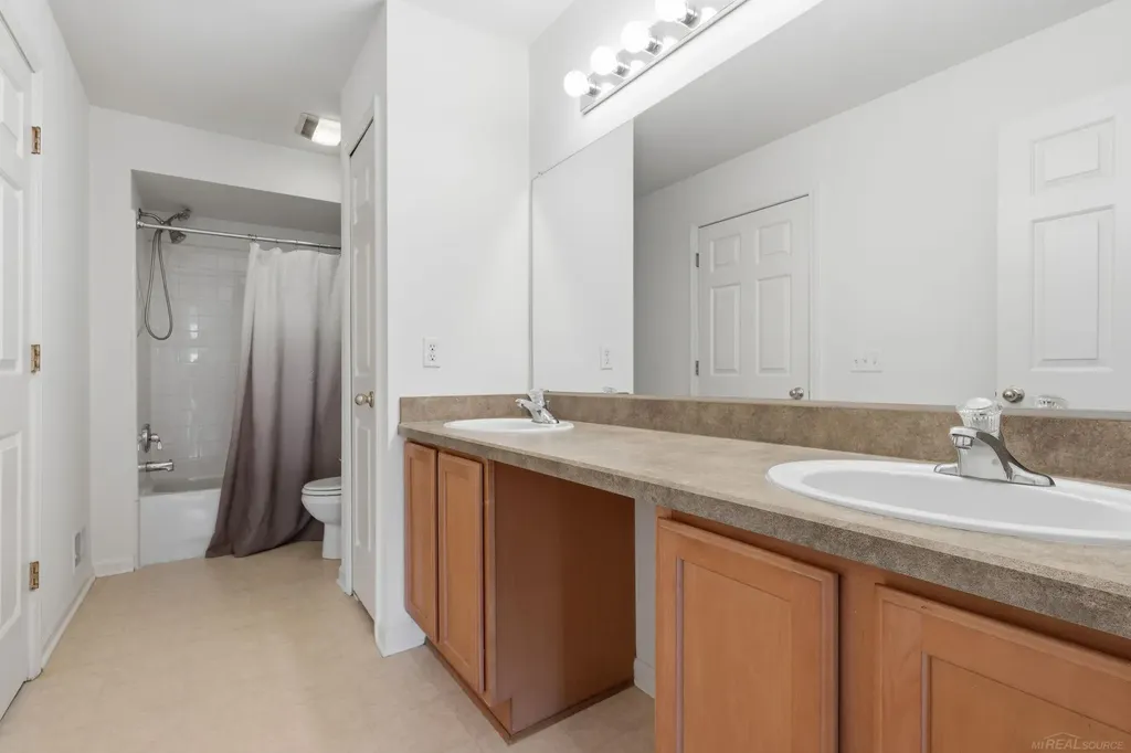 4048 Summerfield Drive Troy City MI 48085