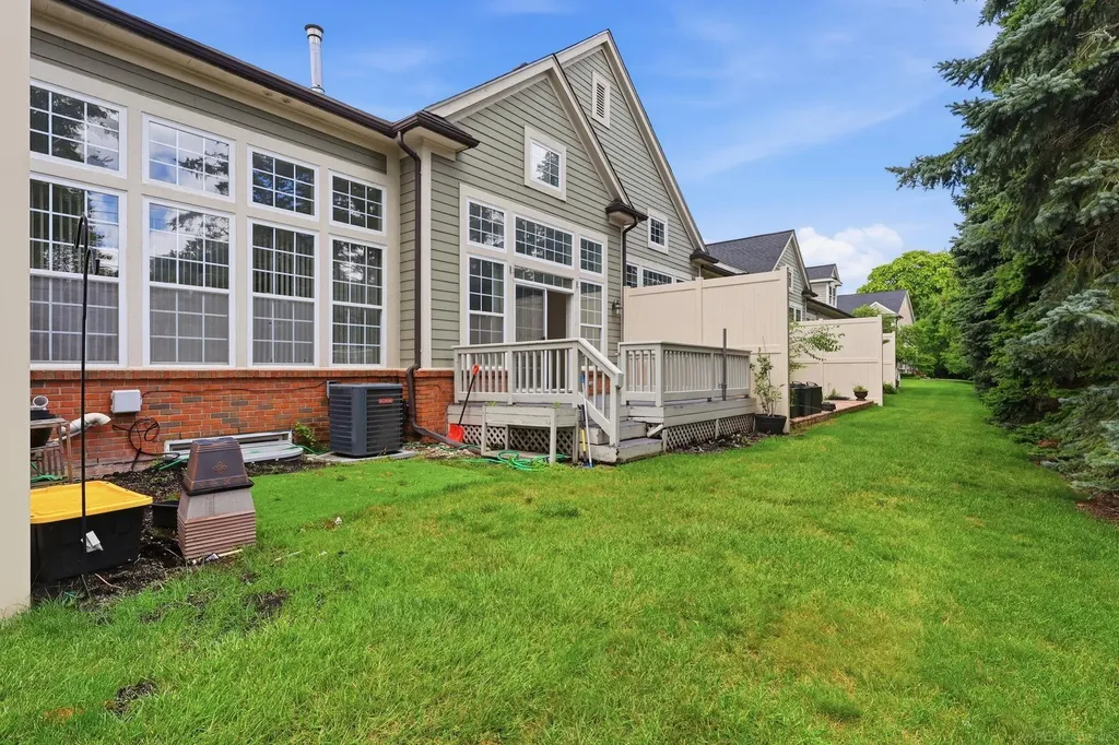4048 Summerfield Drive Troy City MI 48085