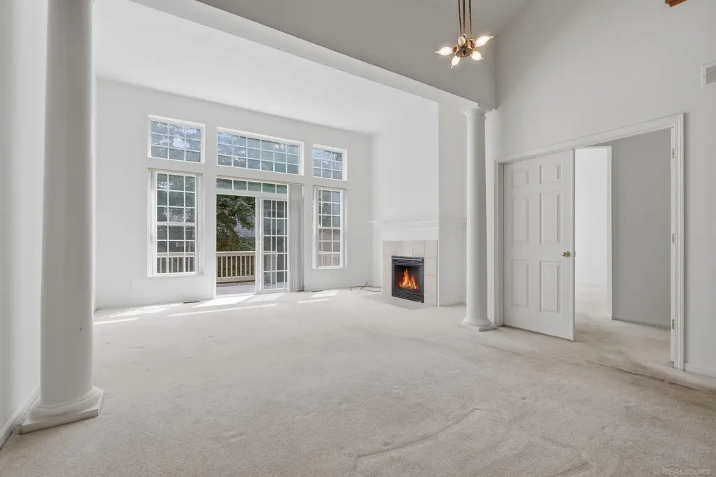 4048 Summerfield Drive Troy City MI 48085