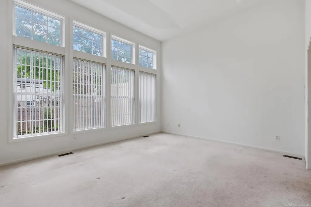 4048 Summerfield Drive Troy City MI 48085