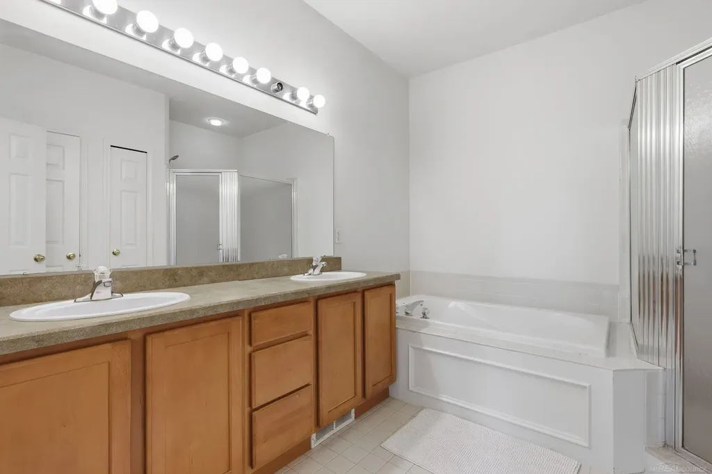 4048 Summerfield Drive Troy City MI 48085
