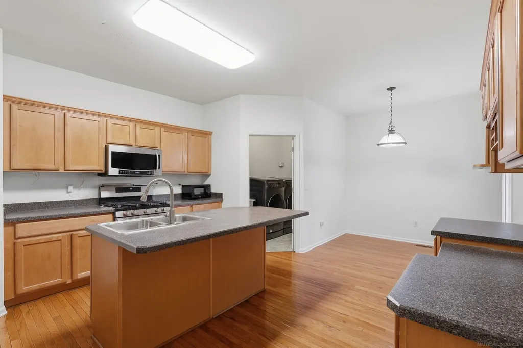 4048 Summerfield Drive Troy City MI 48085
