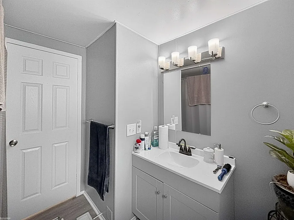 43060 Frontenac Avenue Sterling Heights City MI 48314