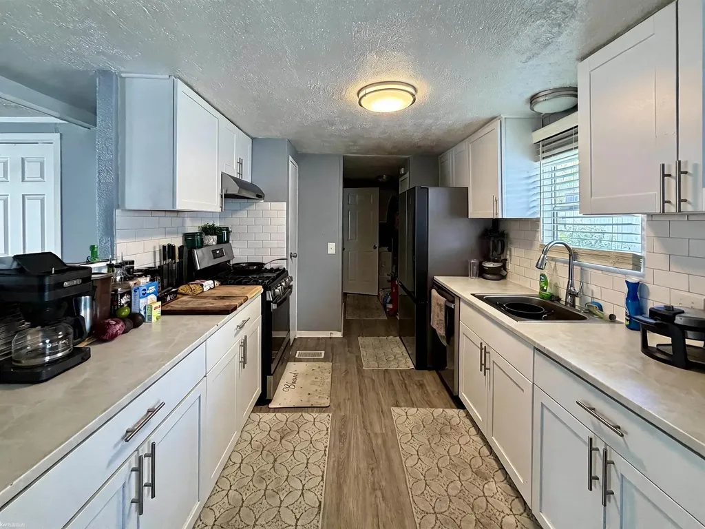 43060 Frontenac Avenue Sterling Heights City MI 48314