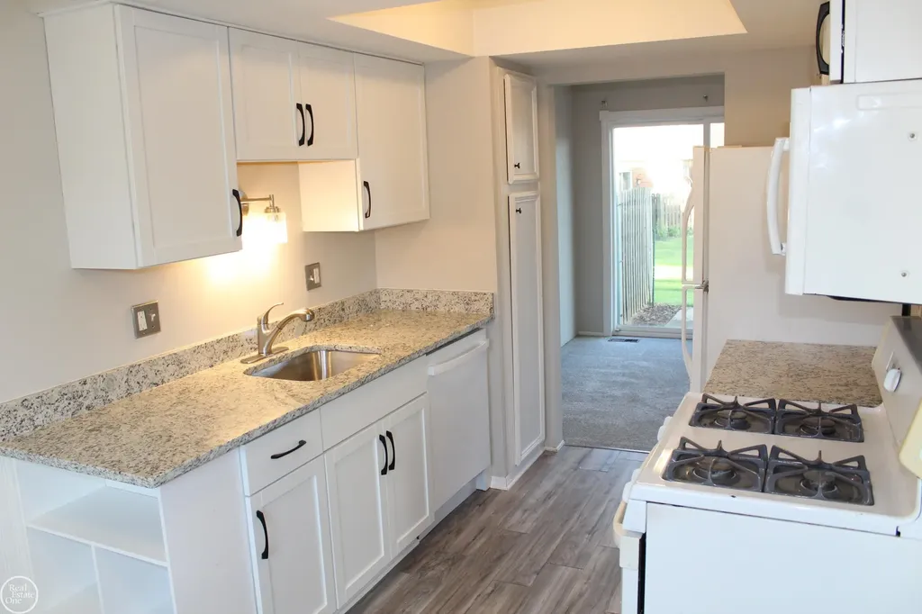 37448 Charter Oaks Court Clinton Charter Township MI 48036