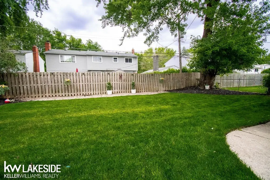 18530 Bittersweet Street Fraser City MI 48026