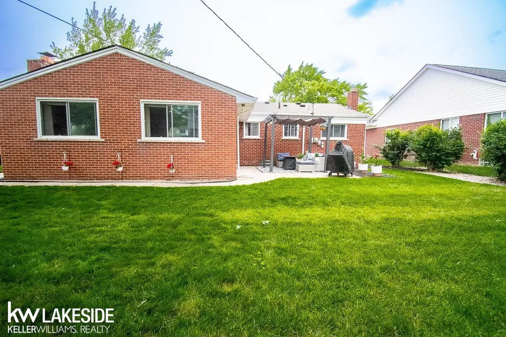 18530 Bittersweet Street Fraser City MI 48026