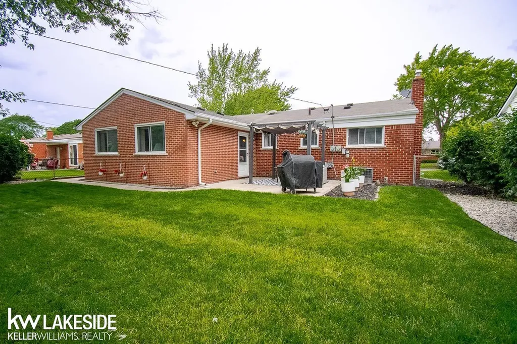 18530 Bittersweet Street Fraser City MI 48026