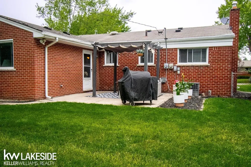 18530 Bittersweet Street Fraser City MI 48026
