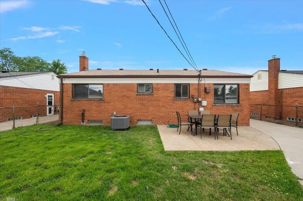 15650 Flanagan Street Roseville City MI 48066