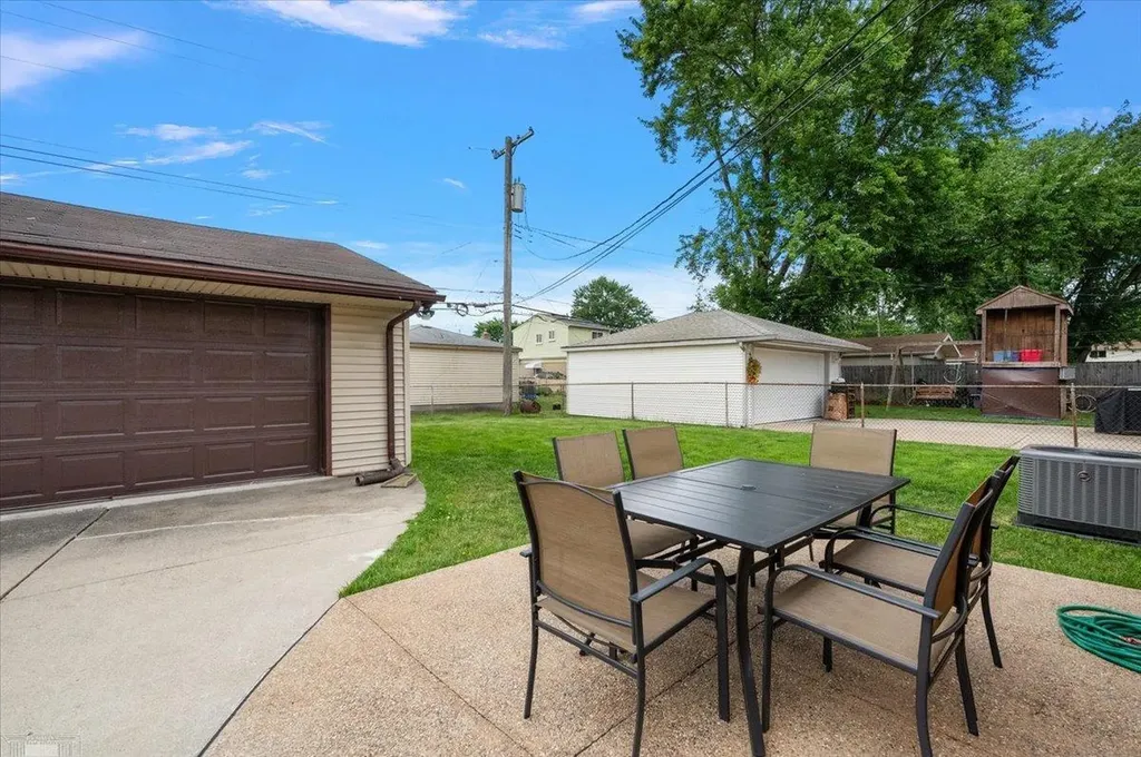15650 Flanagan Street Roseville City MI 48066